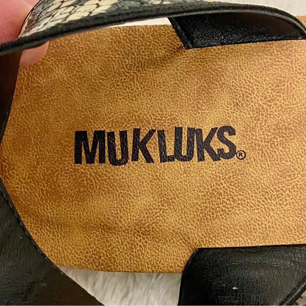 NEW Muk Luks About Me Ankle Strap Sandals Women’s Size 9 Black Snakeskin Print